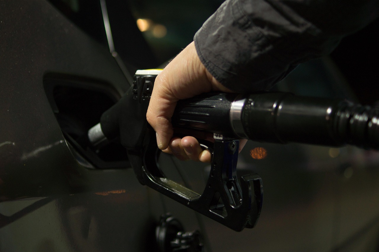 Motorinin litresine ortalama 3 Lira 8 kuruş zam geldi. (Fotoğraf: Pixabay-ClickerHappy)