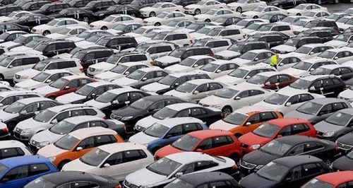 ÖTV ve döviz kurlarındaki artış sebebiyle, 2014 yılsonu itibarı ile sıfır araç satışlarında geçen yıla göre yüzde 16’lik bir düşüş bekleniyor (İHA)