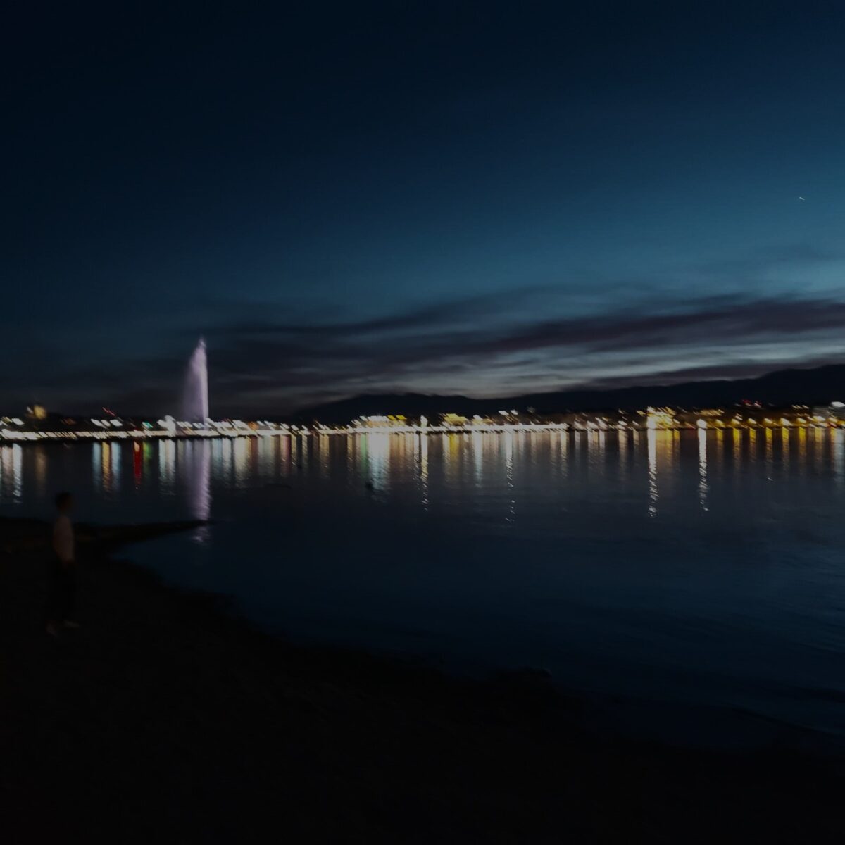 Kum tanesi gibi değersiz görürken kendini
O kum tanesinin de
Dünyalar barındırdığını bilmezsin...