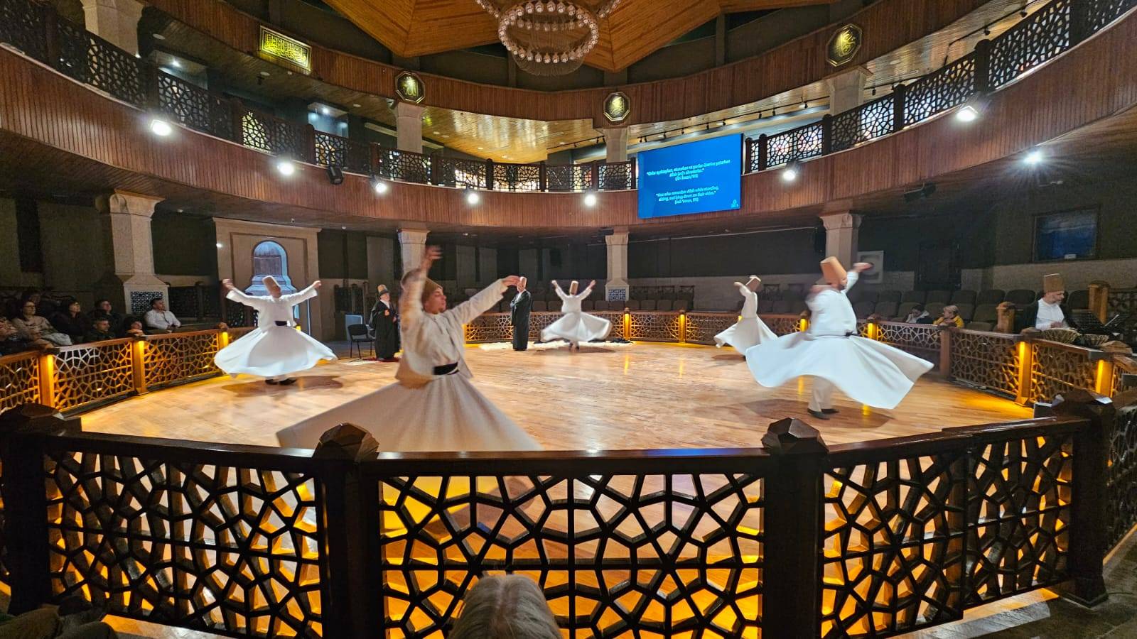 Semazenlerin dönüşü (Fotoğraf: Aysel Özcan Yetiş)