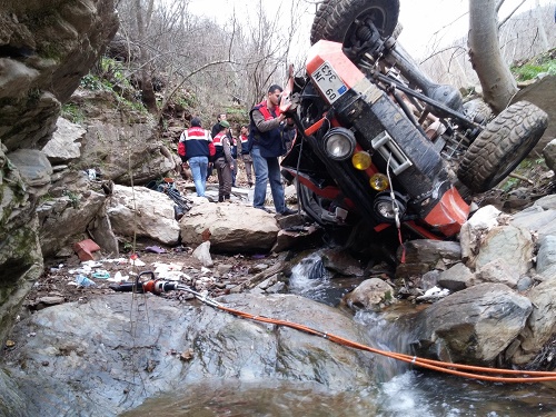 İzmir’in Tire ilçesinde meydana gelen kazada 3 kişi hayatını kaybetti (İHA)