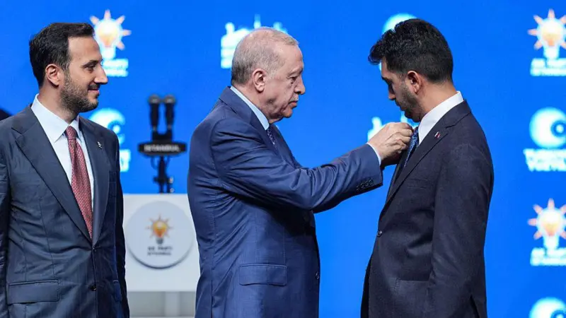 Tuzla Belediye Başkanı Eren Ali Bingöl'e AKP rozetini Cumhurbaşkanı Erdoğan taktı. (Fotoğraf: İstanbul Ak Parti il Başkanlığı)