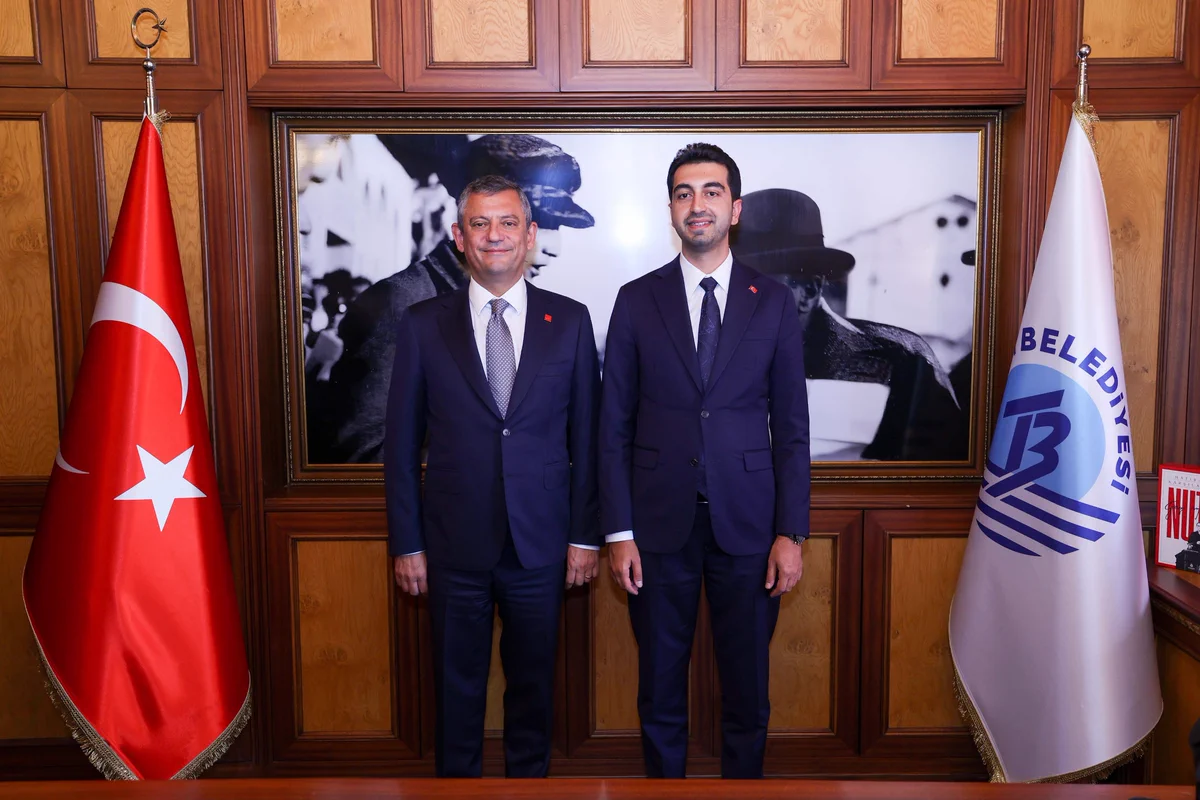 Özgür Özel, Eren Ali Bingöl ile Tuzla Belediye Başkanlığında (Fotoğraf: Tuzla Belediyesi web sitesi)