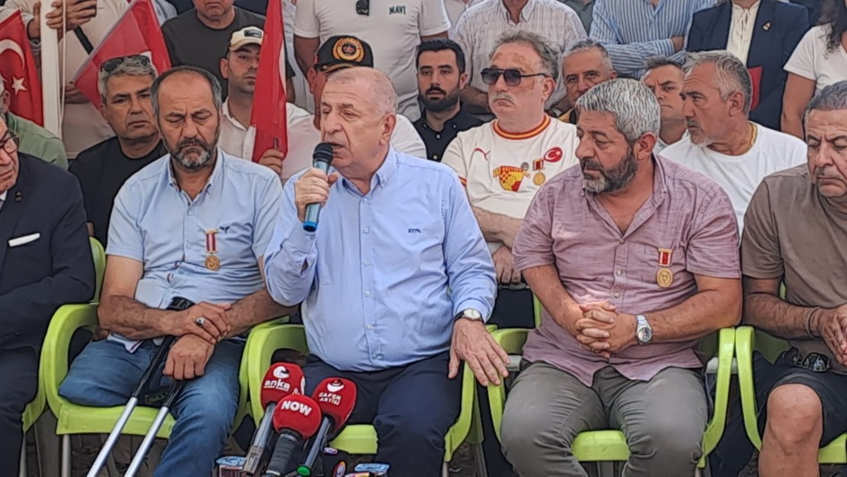 Gaziler ile polis ekipleri arasında barikat önünde arbede yaşandı. (Fotoğraf: Ümit Özdağ x hesabı)