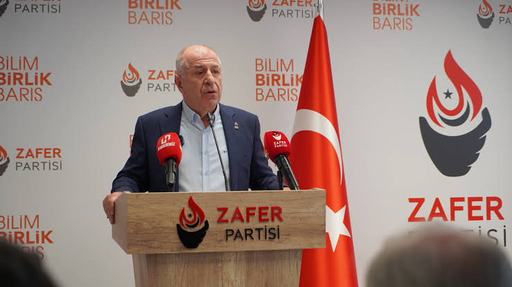 Ümit Özdağ Türk Millet Toplantısı'nda gündeme dair açıklamalarda bulundu. (Fotoğraf: Ümit Özdağ x hesabı)