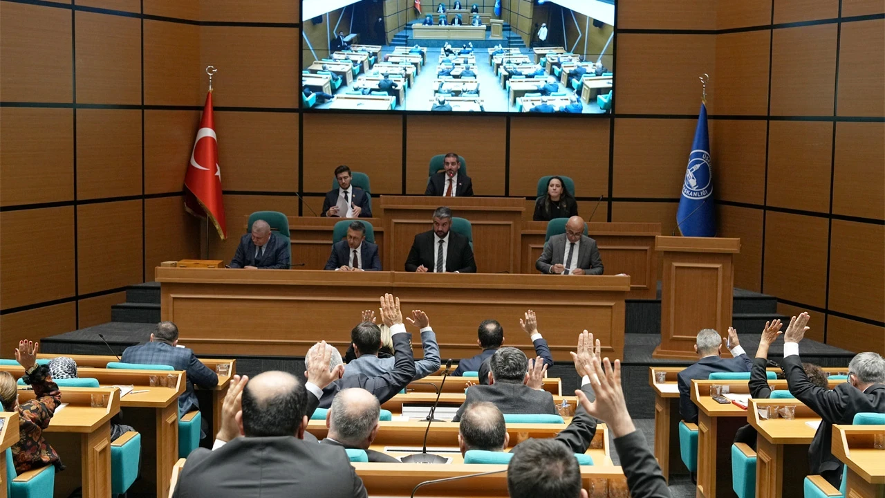Üsküdar'da seçim öncesinde hem operasyon hem transfer. (Fotoğraf: Üsküdar Belediyesi web sitesi)