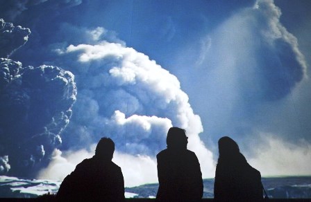 2011 - Frankfurt Kitap Fuarında ziyaretçiler İzlanda’da meydana gelen yanardağ patlamasının video görüntülerini izlerken (John MacDougall/AFP/Getty Images) 