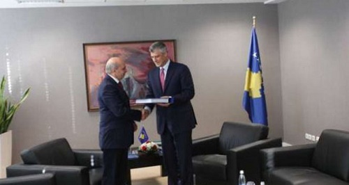 Düzenlenen törende Kosova’nın yeni Başbakanı İsa Mustafa, eski Başbakan Hashim Thaçi’den başbakanlık görevini teslim aldı (İHA)