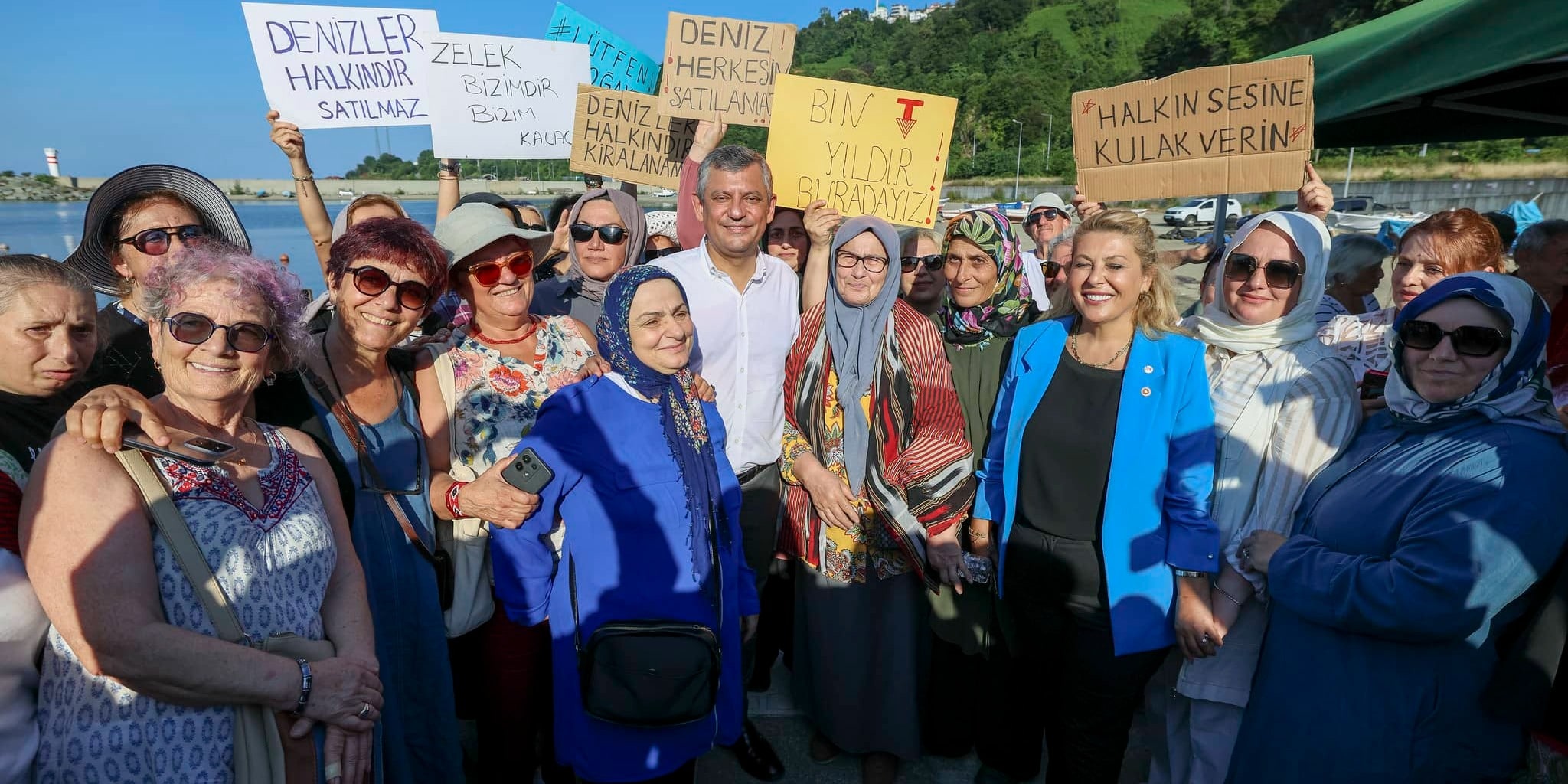 YENİ Parti lideri Özgür Özel Rize’de Balıkçılar Köyü’nü ziyaret etti. (Fotoğraf: YENİ Parti web sitesi)