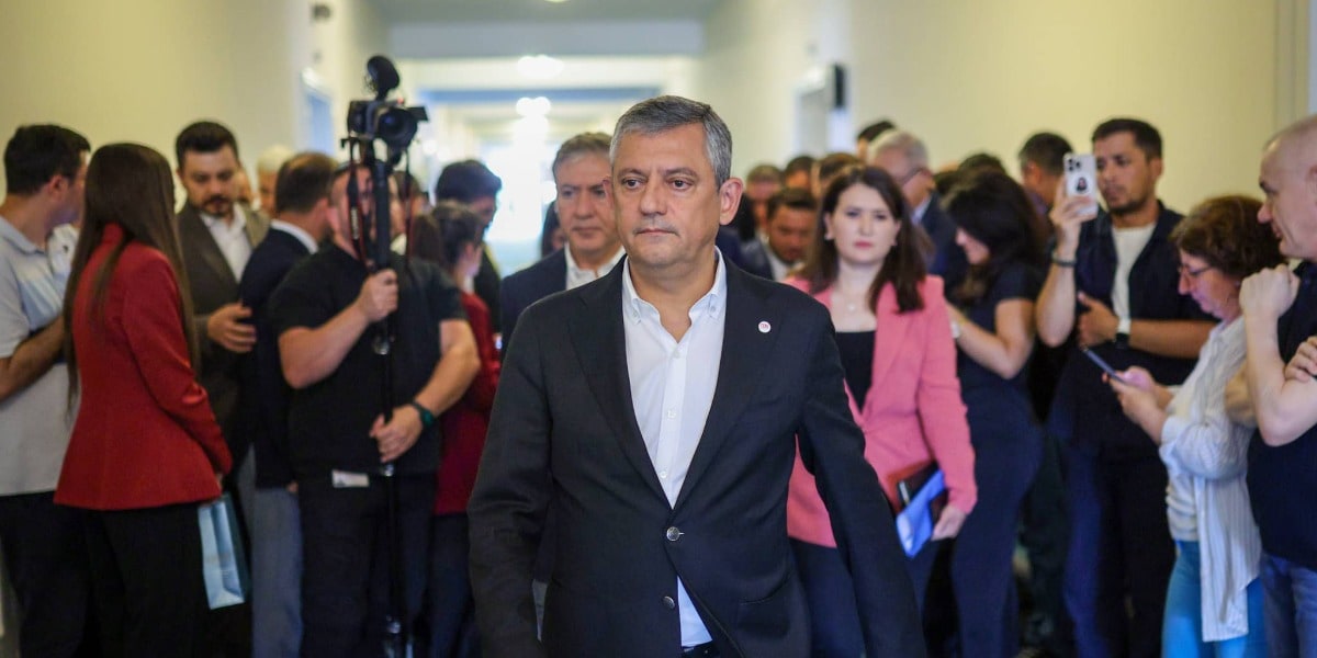 Özgür Özel: "Düşmanlık ve iftiranın hesabı bir gün, eninde sonunda sorulur." dedi. (Fotoğraf: YENİ Parti web sitesi)