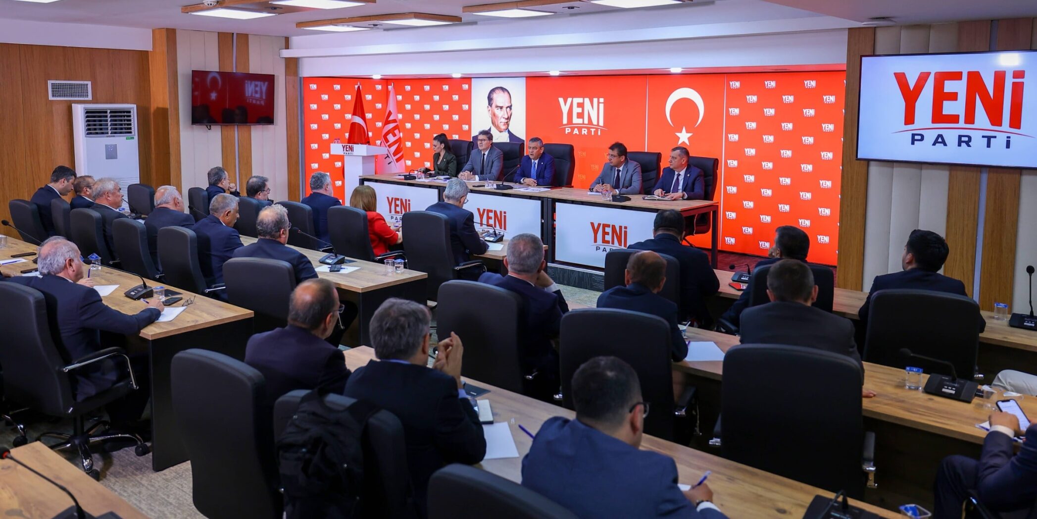 Özgür Özel YENİ Parti'nin millete verdiği 7 sözü açıkladı. (Fotoğraf: YENİ Parti x hesabı)