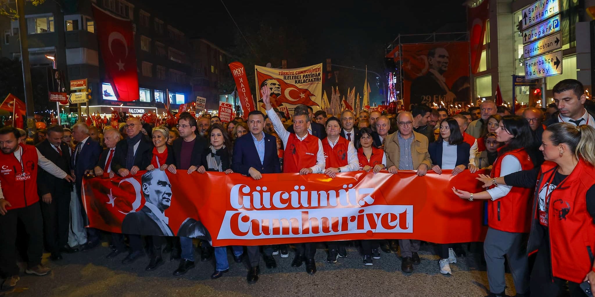 YENİ Parti Lideri Özgür Özel Kadıköy’de Cumhuriyet Yürüyüşü’ne katıldı. (Fotoğraf: YENİ Parti x hesabı)