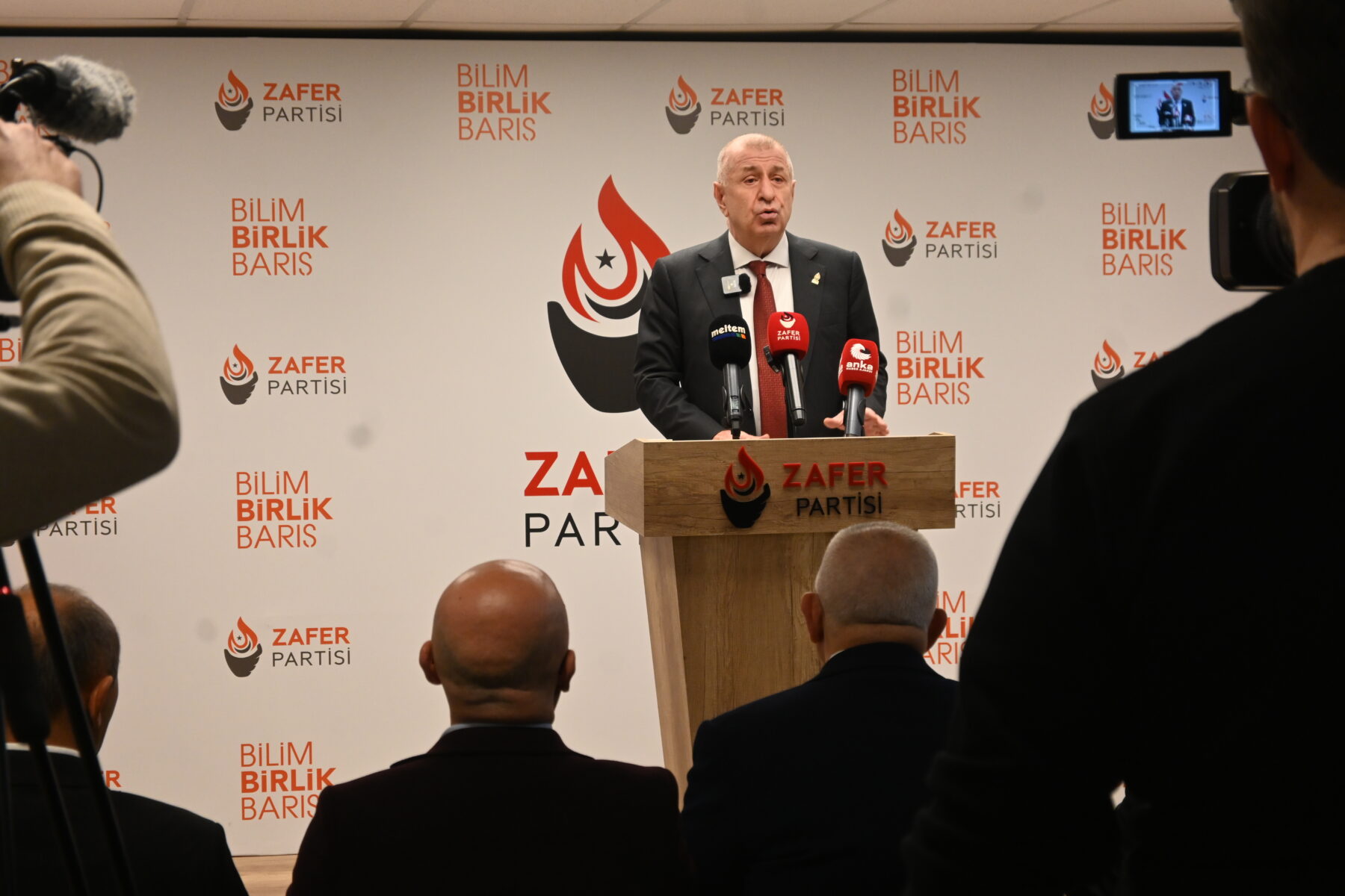 Özdağ iç ve dış siyasete dair dikkat çeken açıklamalarda bulundu. (Fotoğraf: Zafer Partisi web sitesi)